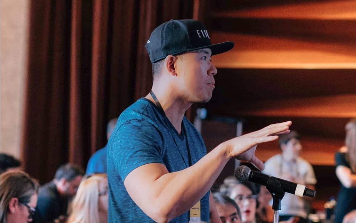 Mike Ke speaking about dating for Chinese men at a confidence conference
